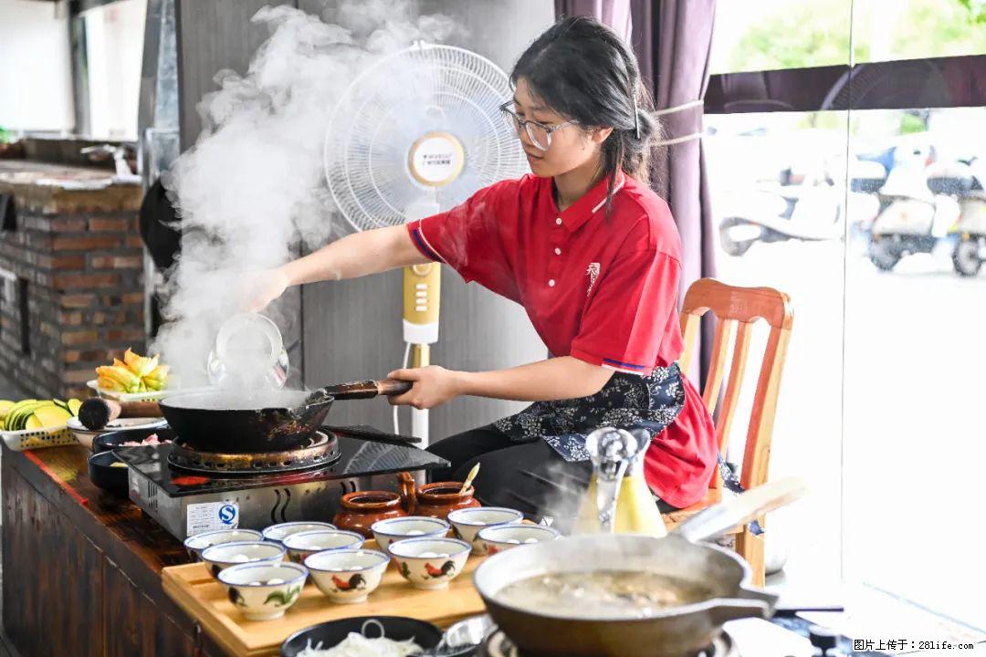 全网追的“扁担女孩”，找了一份暑假工，时薪12元 - 抚州生活资讯 - 抚州28生活网 fuzhou.28life.net